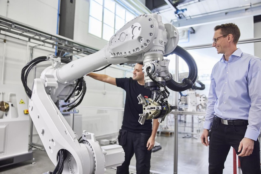 New large ABB robots increase speed and flexibility for material handling on EV battery production